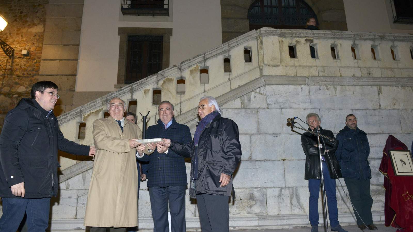 Entrega del premio anual de La Horqueta al presidente de la Cámara, Manuel Lamelas, este viernes junto al Archivo Provincial.. | MAURICIO PEÑA