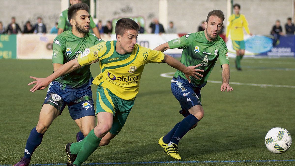 Imagen del partido de ida entre Tropezón y Astorga. | DIARIO MONTAÑÉS Imagen del partido de ida entre Tropezón y Astorga. | DIARIO MONTAÑÉS
