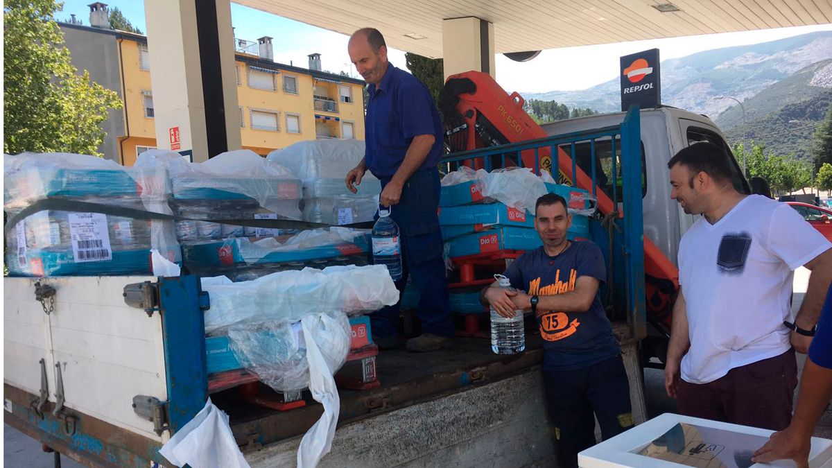 Operarios entregando las garrafas a los vecinos en el primer día de reparto. | L.N.C.