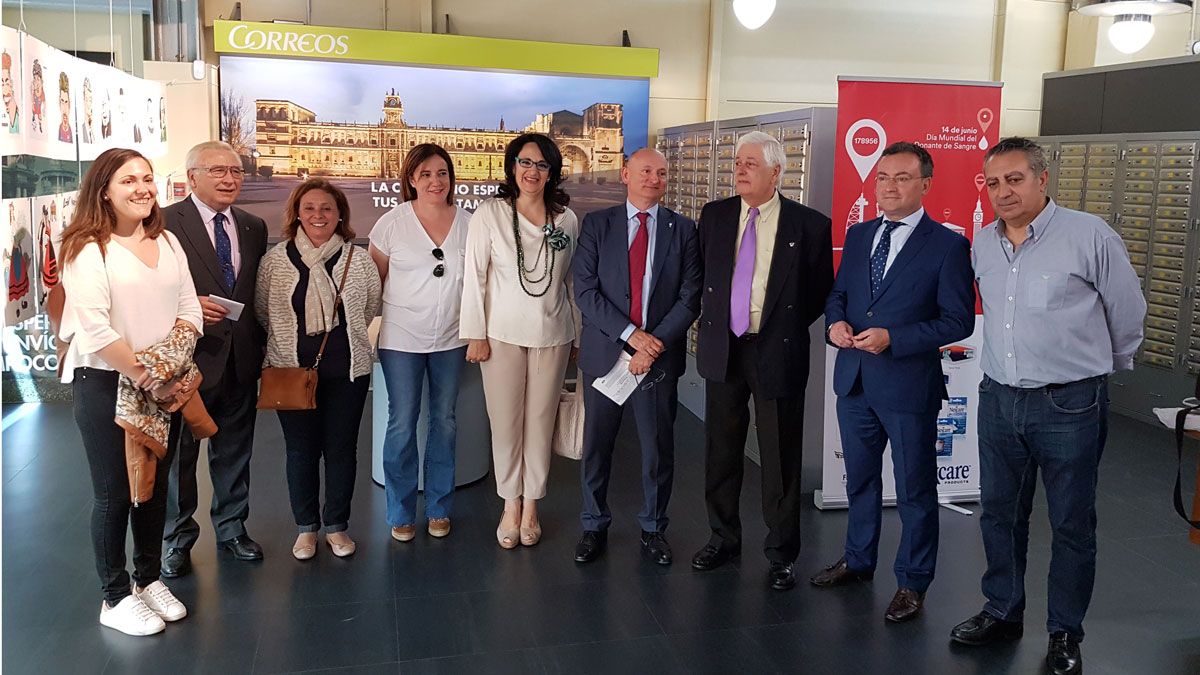 Marta Mejías, Martín Manceñido, Aurora Baza, Manuel García Robles, Teresa Mata, Roberto Fernández, Marcelino Alonso Varela, Salguero y Adolfo Alonso Ares, este viernes en Correos.