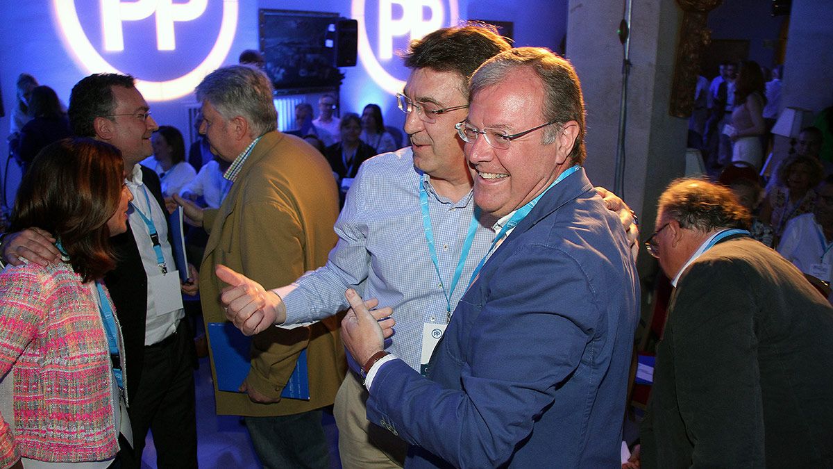 El alcalde de León, Antonio Silván (D), inaugura el XIV Congreso provincial del PP; en la imagen, con el candidato Juan Martínez Majo (I). | ICAL