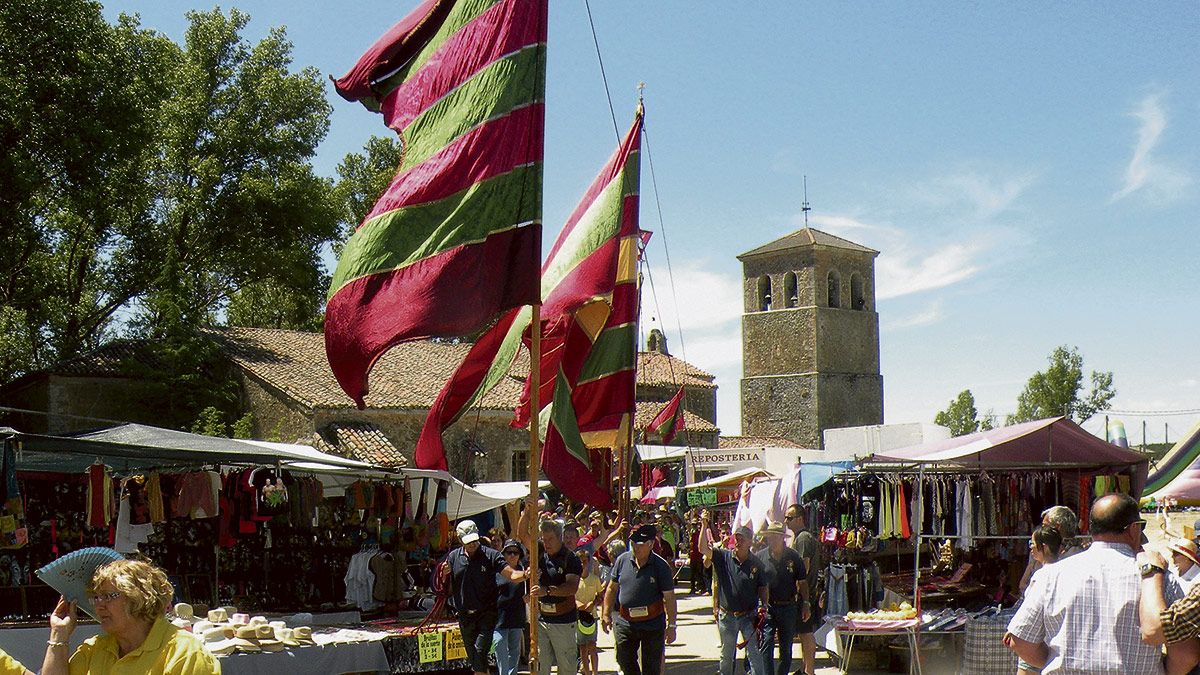 Los pendones de la comarca volvieron a escoltar a la Virgen. | E. NIÑO