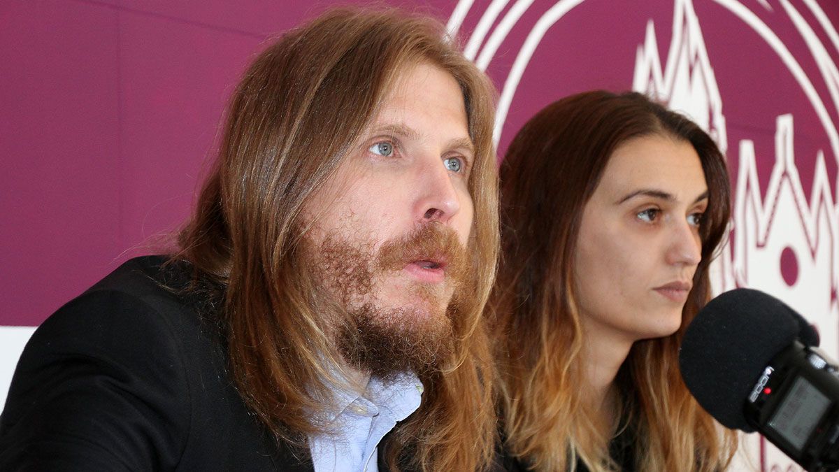 Pablo Fernández y María Hernández, este lunes en la sede de Podemos de León. | ICAL Pablo Fernández y María Hernández, este lunes en la sede de Podemos de León. | ICAL