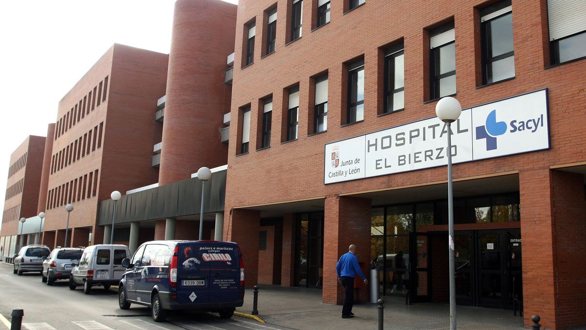 Un herido por la pelea por trasladado al Hospital del Bierzo. | CÉSAR SÁNCHEZ (ICAL)