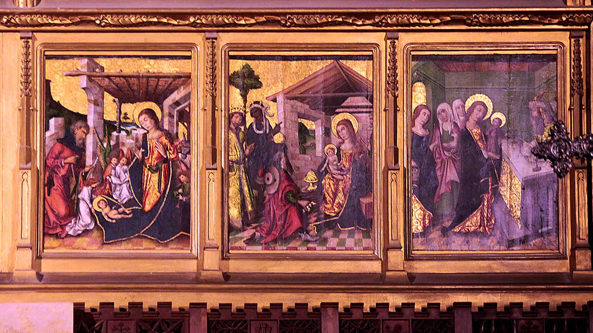 Belén relizado sobre tabla pintada, en el retablo neogótico del altar mayor de la Catedral de León. | PEIO GARCÍA (ICAL)