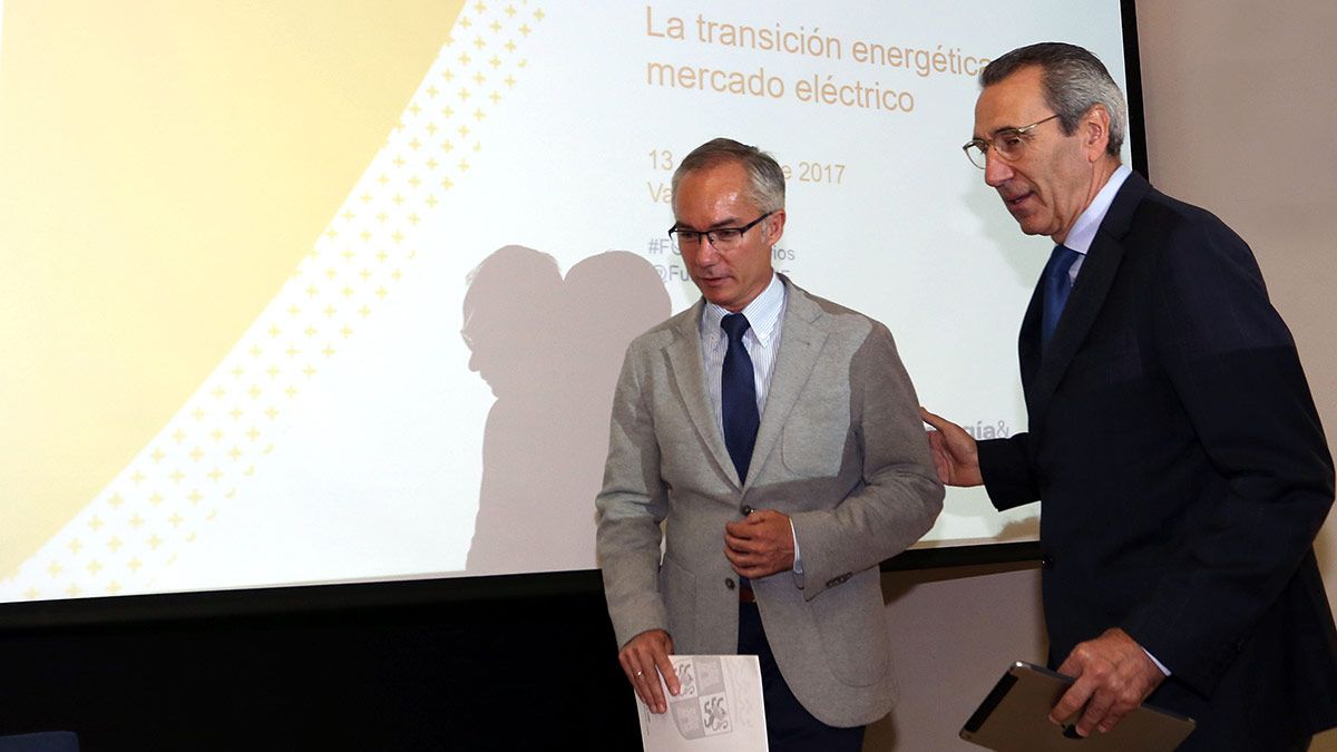 El director general de la Fundación Gas Natural, inaugura el seminario 'La transición energética y el mercado eléctrico'. Junto a él, el director general de Energía y Minas de la Junta. | ICAL