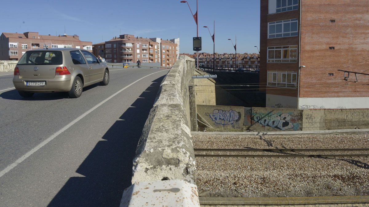 El viaducto de la avenida Párroco Pablo Díez tendrá uno nuevo adherido y será para peatones y ciclistas. | MAURICIO PEÑA