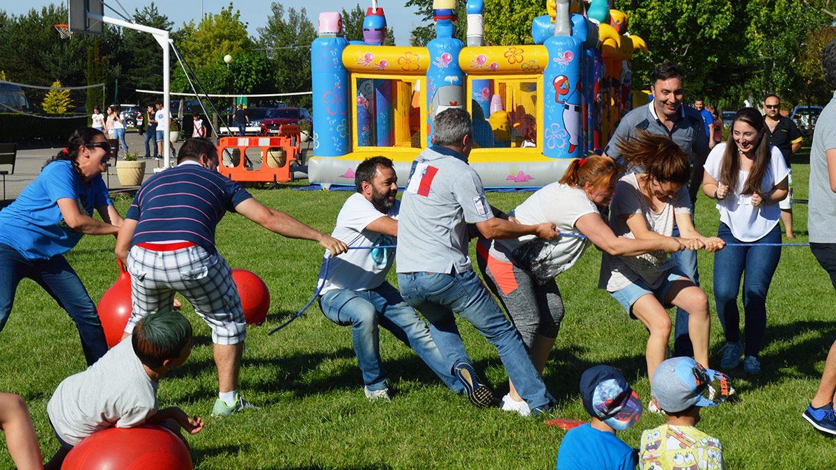 Las familias fueron las protagonistas de la fiesta de fin de curso. | L.N.C. Las familias fueron las protagonistas de la fiesta de fin de curso. | L.N.C.