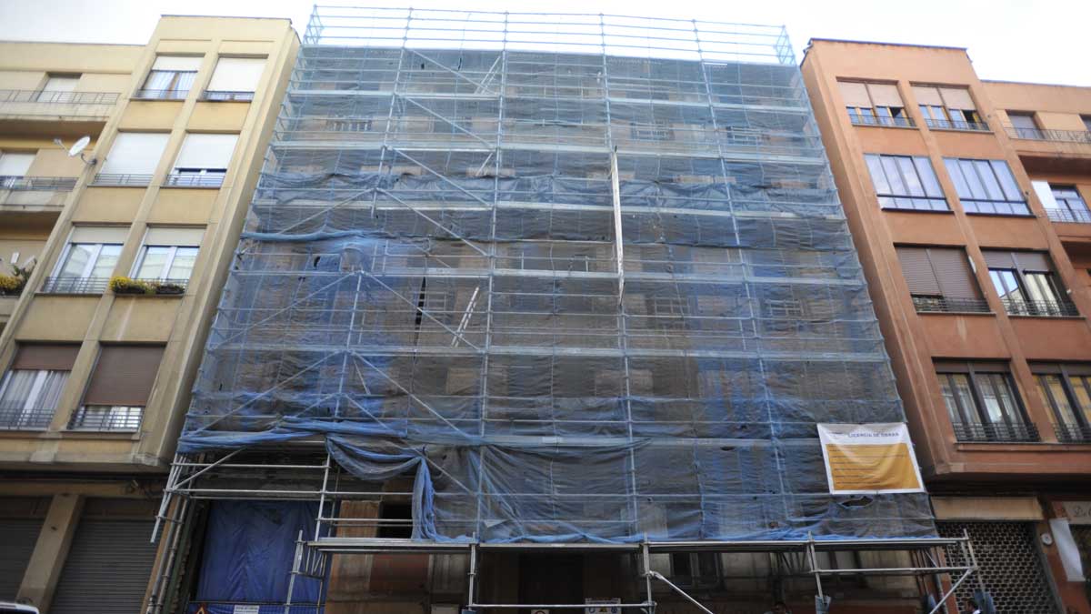 Un edificio de viviendas en rehabilitación en el centro de León. | DANIEL MARTÍN