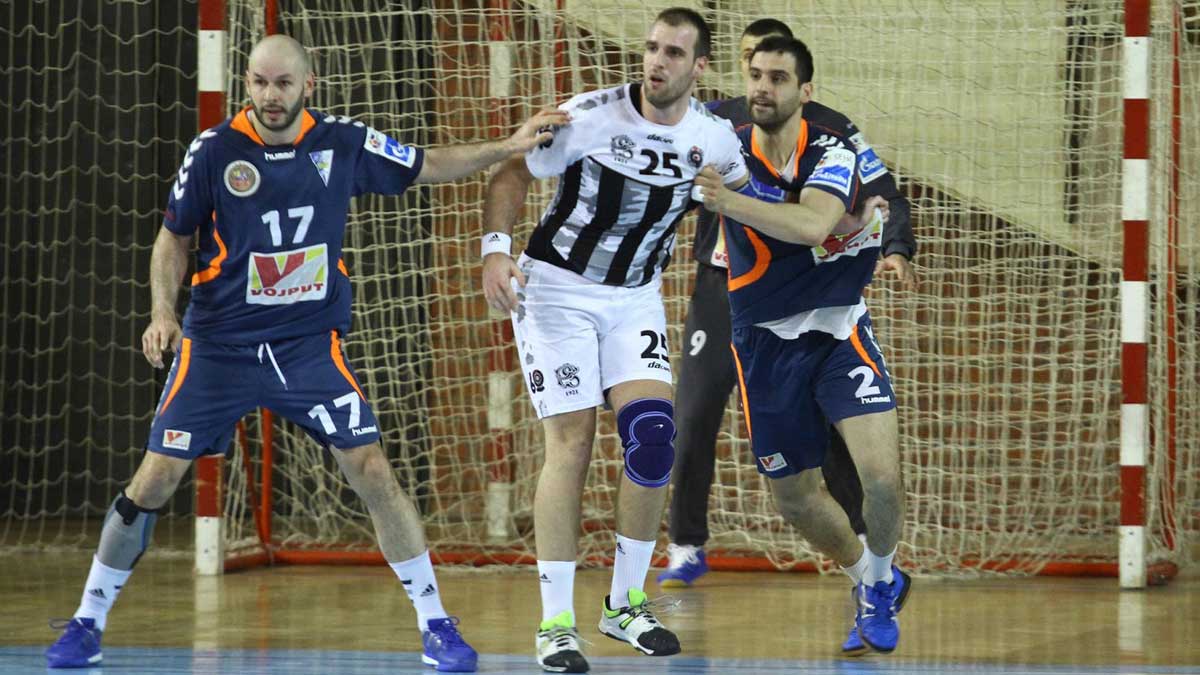 Zivan Pesic, en el centro defendido por dos jugadores, con la camiseta del Partizan. | PARTIZAN