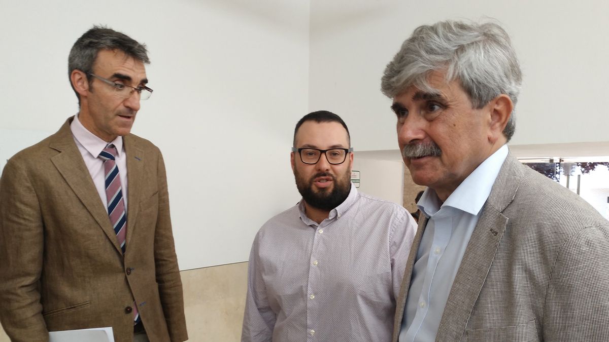 El vicerrector, el portavoz de la ARMH y el rector de la ULE en la firma. | M.I.