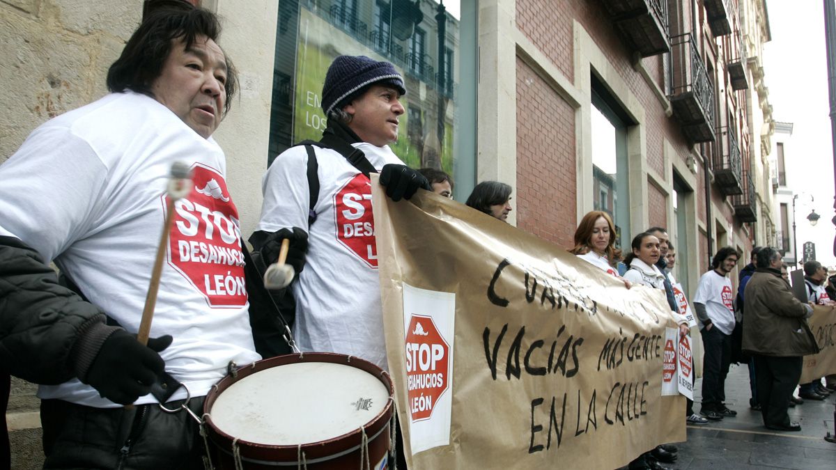 Protesta de la plataforma Stop Desahucios en León en una imagen de archivo. | CARLOS S. CAMPILLO (ICAL)