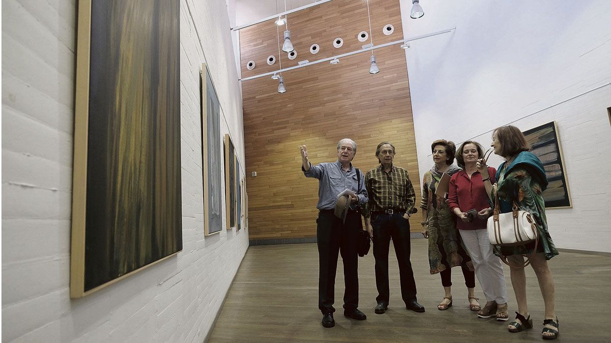 Antonio Merayo y Marcelino Cuevas junto a otros visitantes de la exposición, el pasado viernes en el Auditorio Ciudad de León. | DANIEL MARTÍN