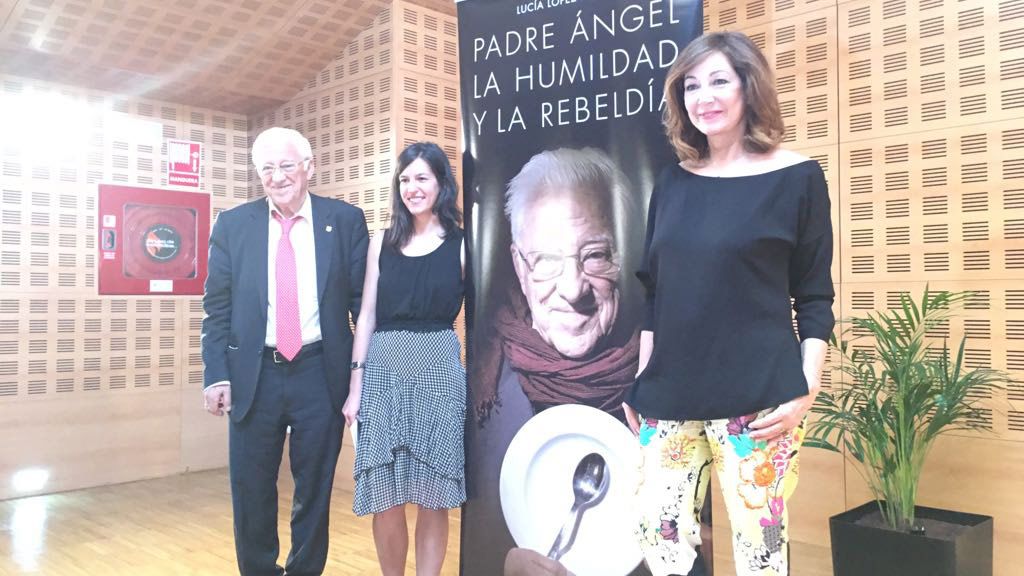 El Padre Ángel junto a Ana Rosa Quintana durante la presentación de su nuevo libro. | L.N.C.