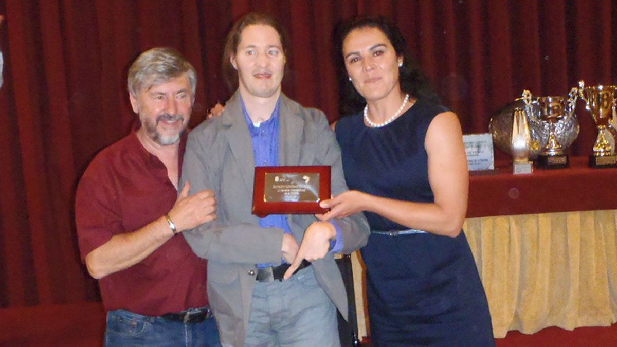 Álvaro recibe su reconocimiento en la gala de clausura de la Semana Internacional de la Trucha. | R. P.