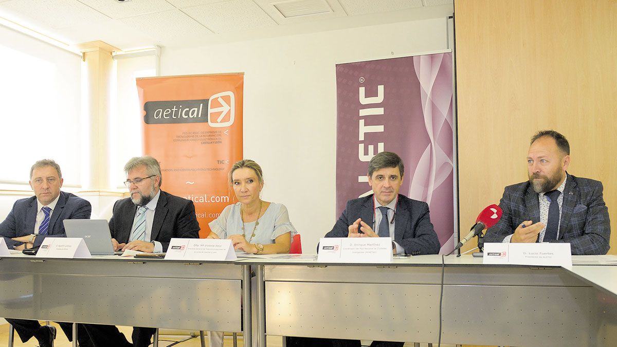 Tomás Castro, Agustín Lorenzo, María Victoria Seco, Enrique Martínez y Lucio Fuertes. | MAURICIO PEÑA Tomás Castro, Agustín Lorenzo, María Victoria Seco, Enrique Martínez y Lucio Fuertes. | MAURICIO PEÑA