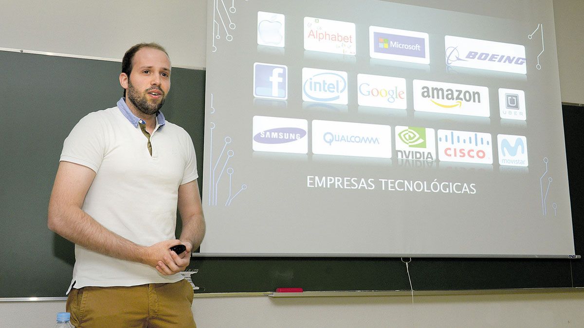 Efrén Alonso, durante su intervención ante los alumnos. | MAURICIO PEÑA