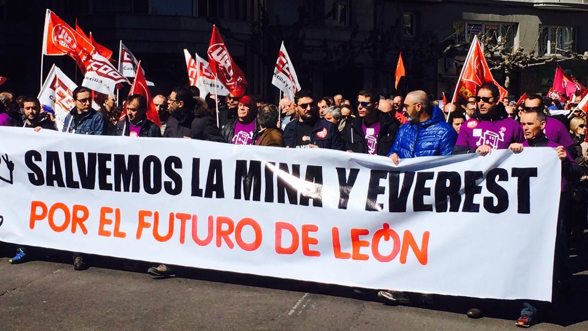 Una pancarta reivindicativa encabezaba la manifestación de los trabajadores de Everest y la Vasco. | L.N.C.