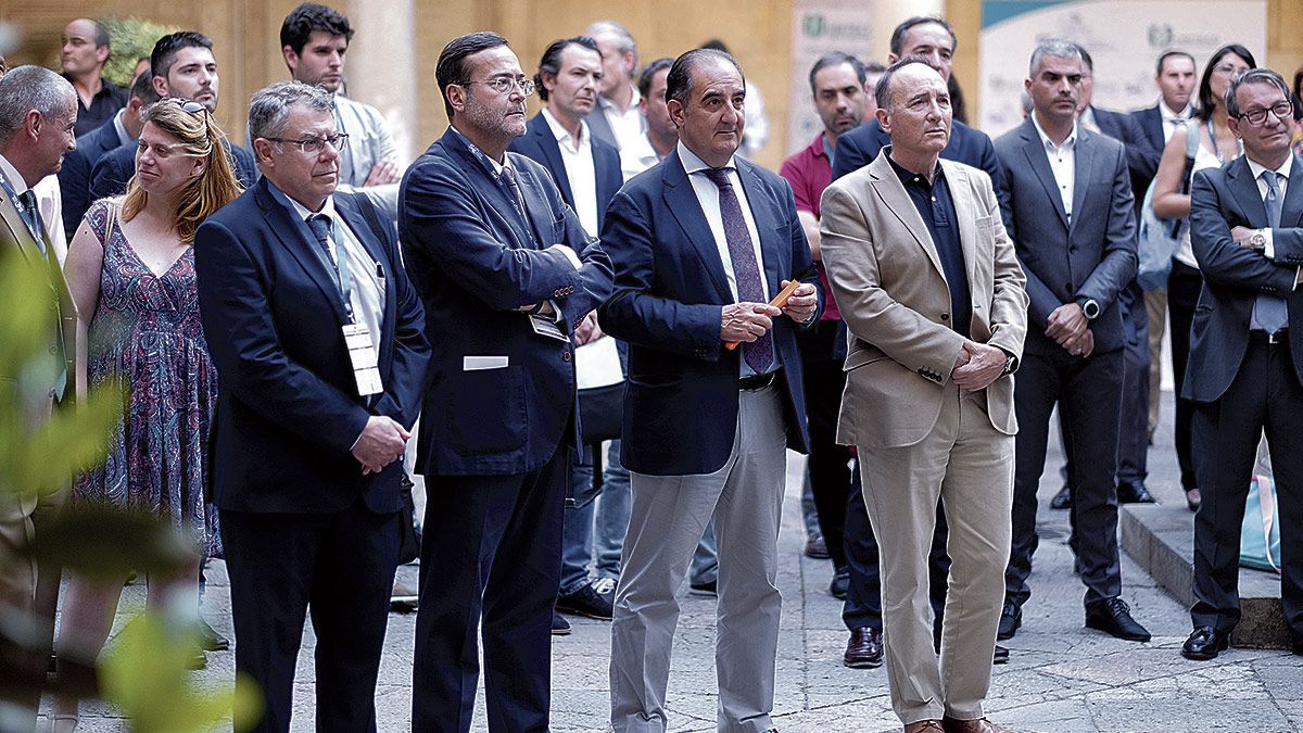 Los participantes en el congreso fueron recibidos este jueves en el Palacio de los Guzmanes. | DANIEL MARTÍN