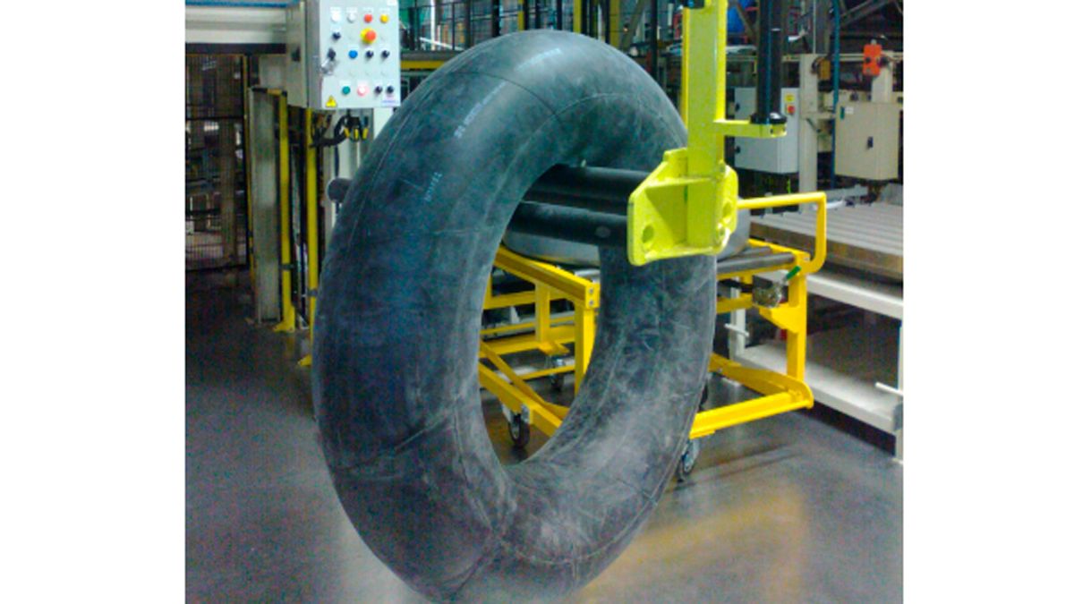 El joven manipulaba un neumático cuando se produjo el suceso.