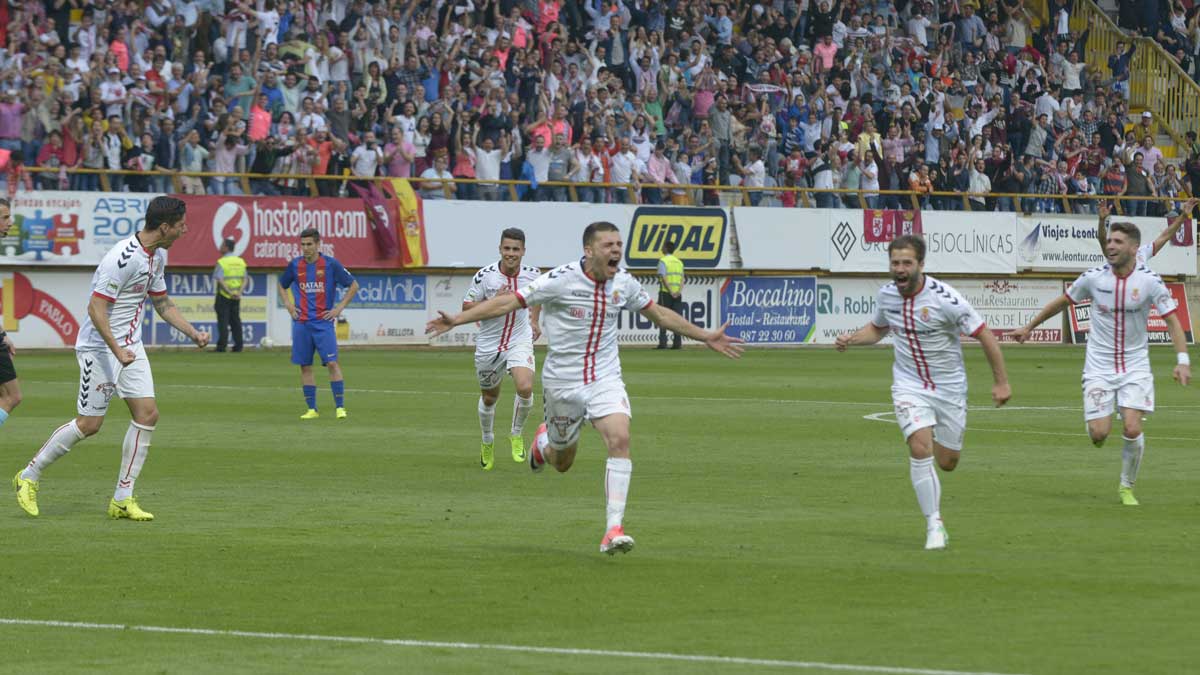 Gallar celebra su gol ante el Barça B en León. | MAURICIO PEÑA