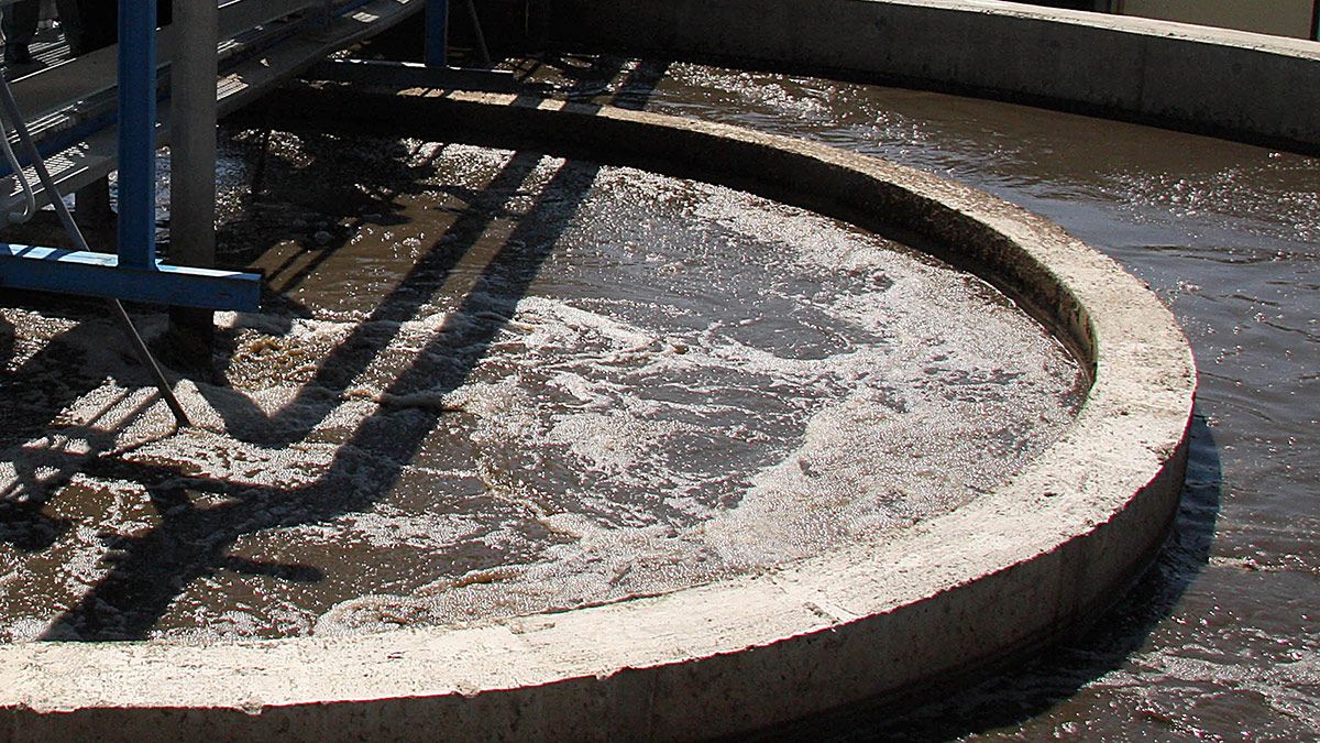 Depuradora de Astorga, cerca del lugar donde han aparecido peces muertos. | ICAL