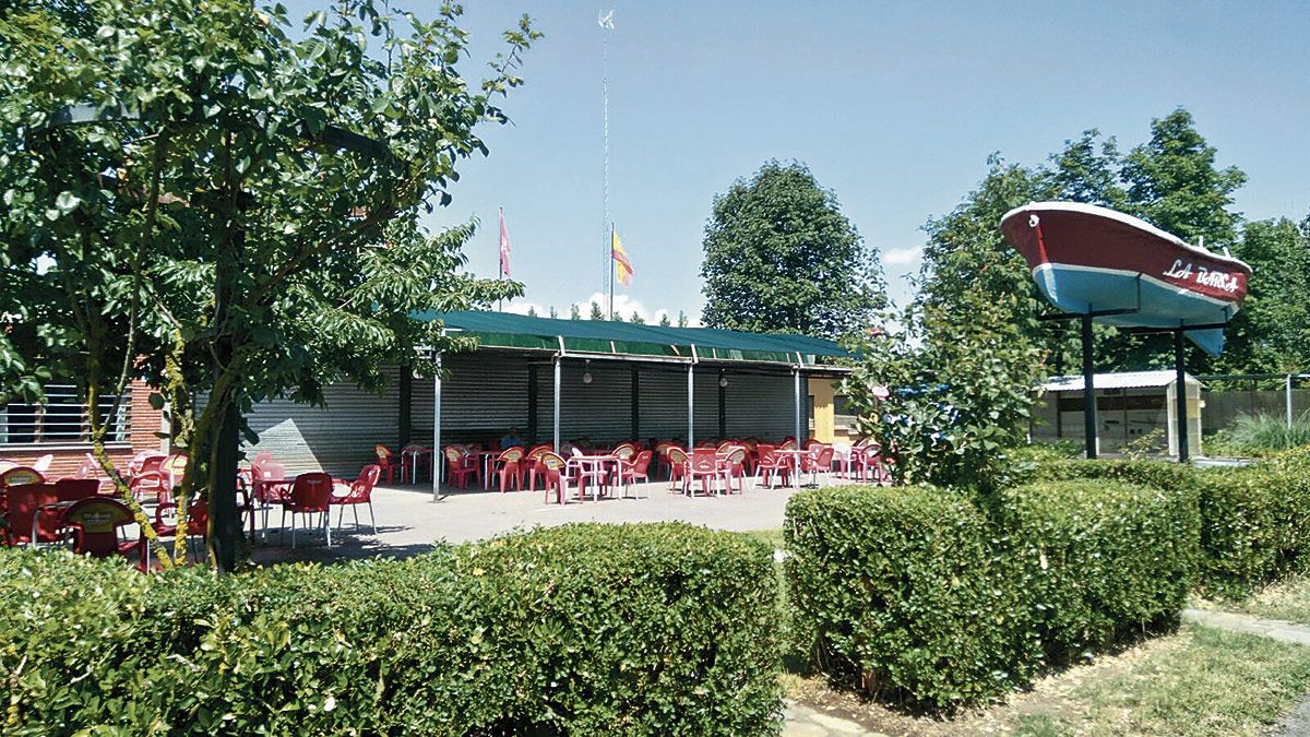 Imagen del exterior del bar ‘La Barca’ de Veguellina.
