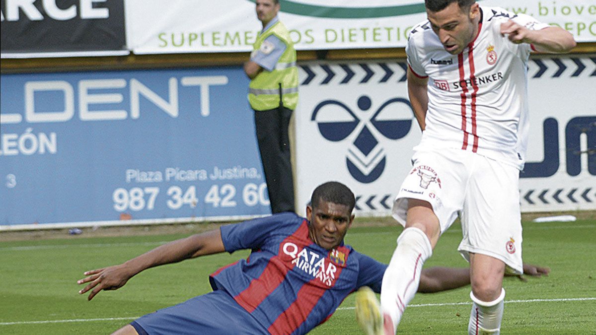 Benja se dispone a disparar en el choque ante el Barça B. | MAURICIO PEÑA