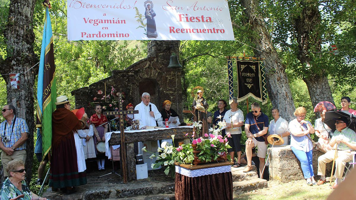 Un instante de la misa celebrada ayer en la explanada de Pardomino para honrrar a San Antonio de Padua, patrón de la localidad de Vegamián. | ALFREDO HURTADO