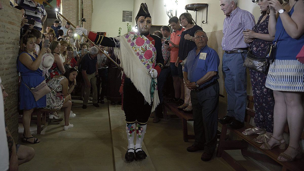 La procesión de San Sebastián comienza en la Iglesia de San Juan Bautista de Laguna de Negrillos. | MAURICIO PEÑA