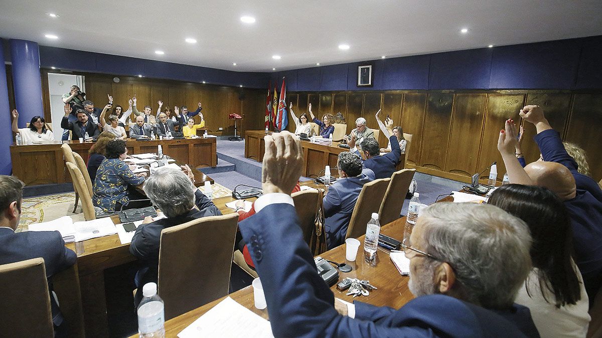 Imagen de una votación en un pleno del Ayuntamiento de Ponferrada. | CÉSAR SÁNCHEZ (ICAL)