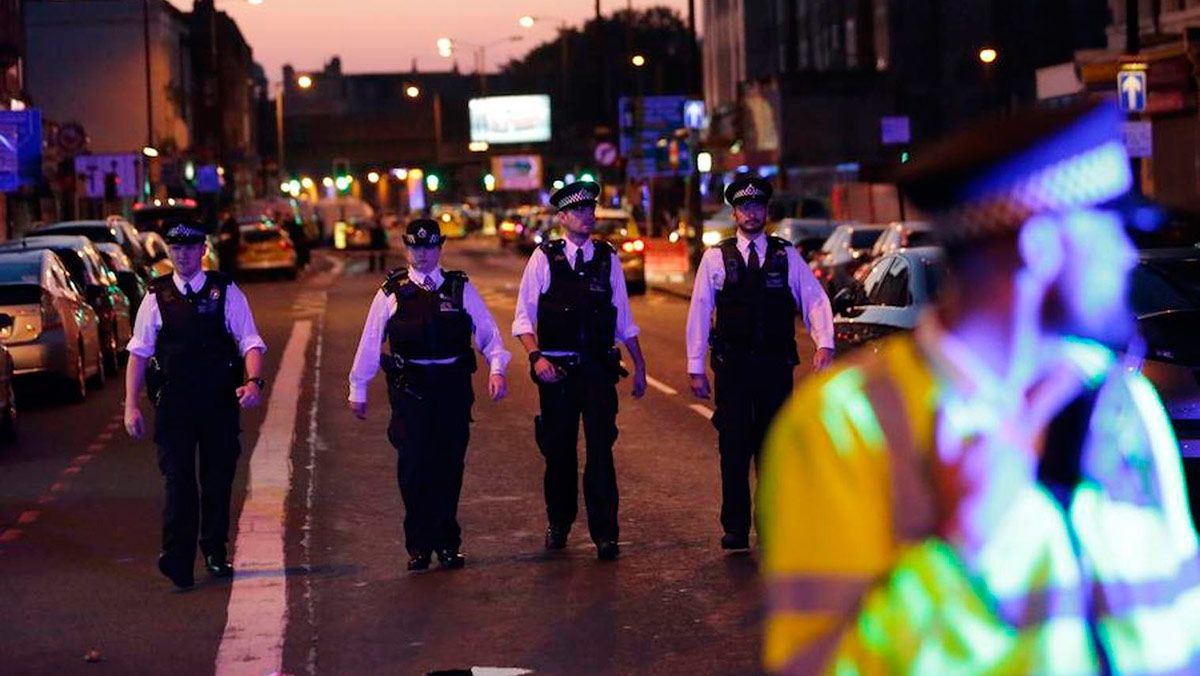 Momentos después del atropello en las inmediaciones de una mezquita en Londres. | ABC.ES