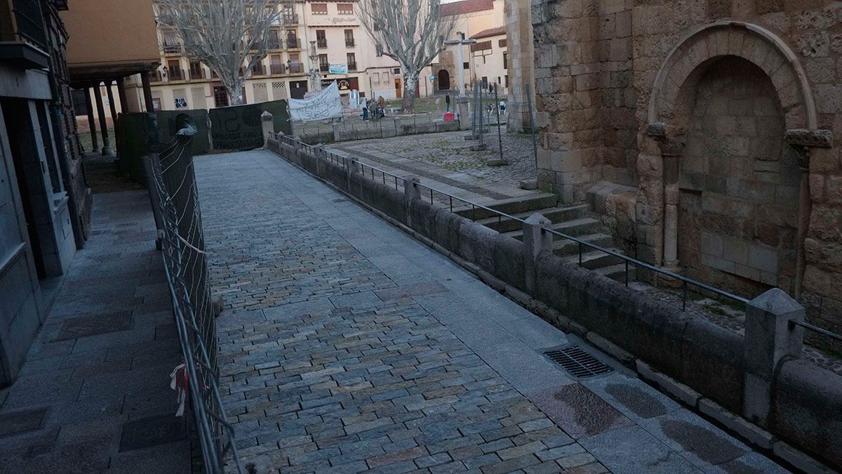 La calle Capilla que da acceso a la Plaza del Grano de León. | DANIEL MARTÍN
