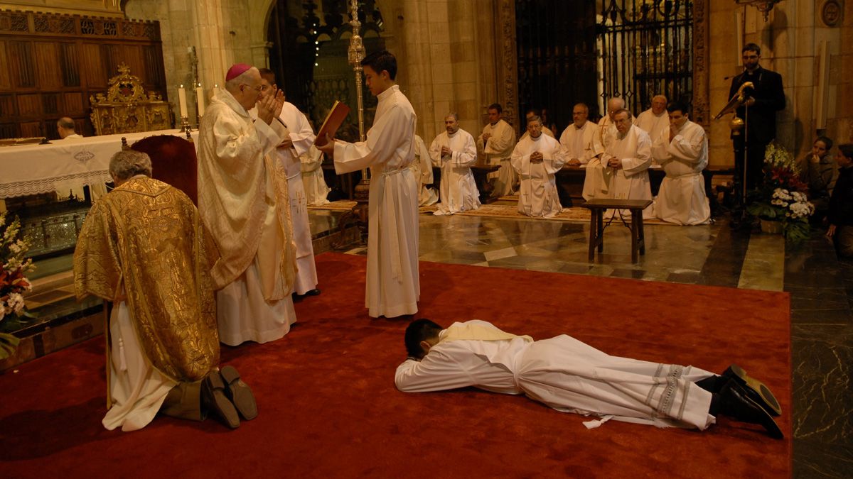 Ceremonia de ordenación sacerdotal en una imagen de archivo. | MAURICIO PEÑA