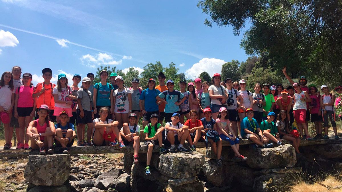 Alumnos de ‘Dejando huella’ del CEIP Teleno de La Bañeza y del Graciano Atienza de Villarrobledo (Albacete). | ABAJO