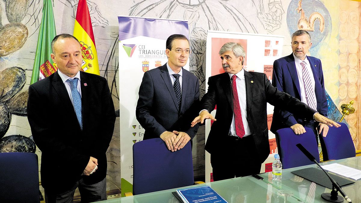 El rector de la ULE (c), este lunes en León con el presidente del Consejo Social y los rectores de Valladolid y Burgos. | DANIEL MARTÍN