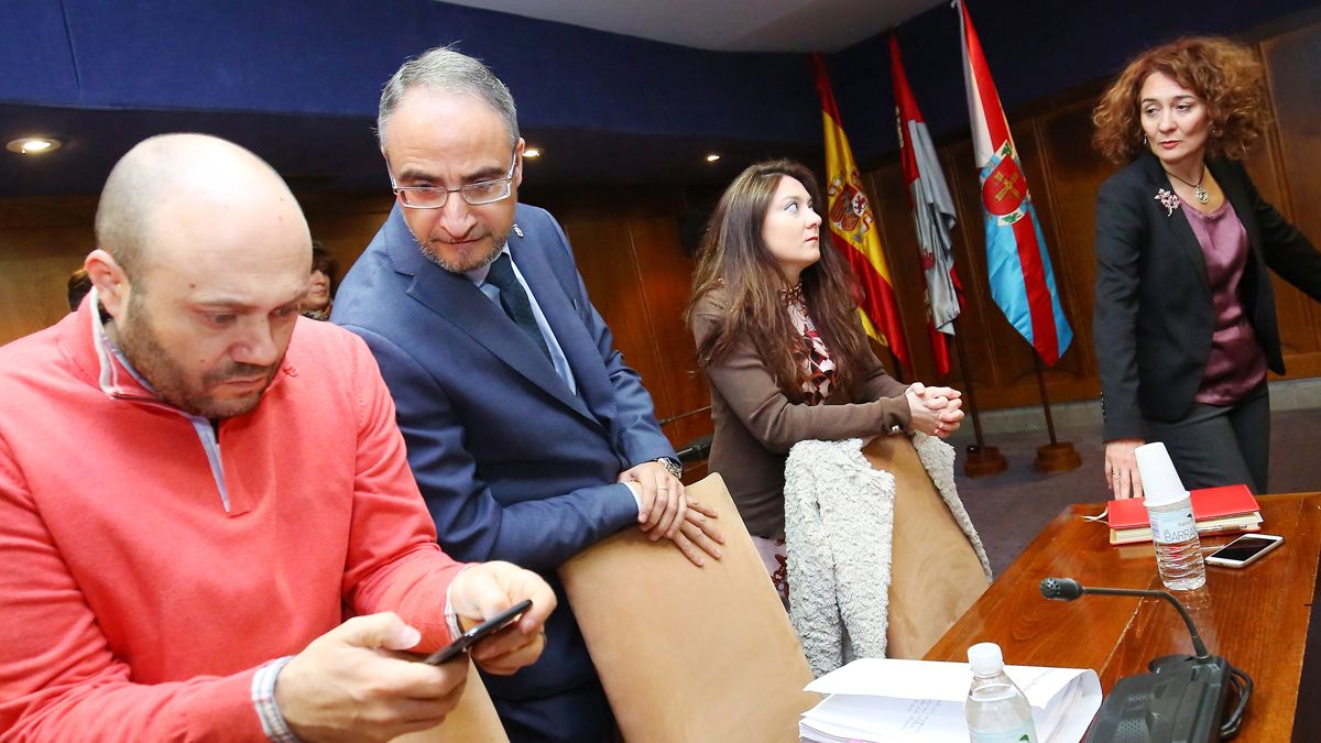 Ramón (de azul) asegura que no hay relación con la alcaldesa. | ICAL