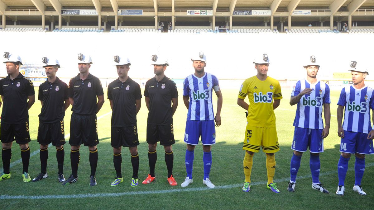 Los jugadores de la Cultural y de la Ponferradina, durante su último amistoso veraniego, en 2014. | DANIEL MARTIN