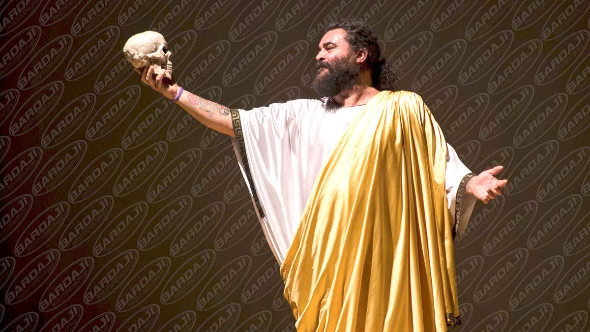 El Sevilla en su caracterización de Sócrates con ademanes del célebre personaje shakesperiano.