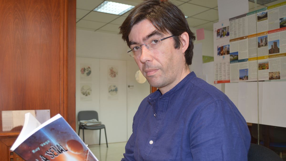 Ruy Vega con su nuevo libro entre manos. | MAR IGLESIAS Ruy Vega con su nuevo libro entre manos. | MAR IGLESIAS