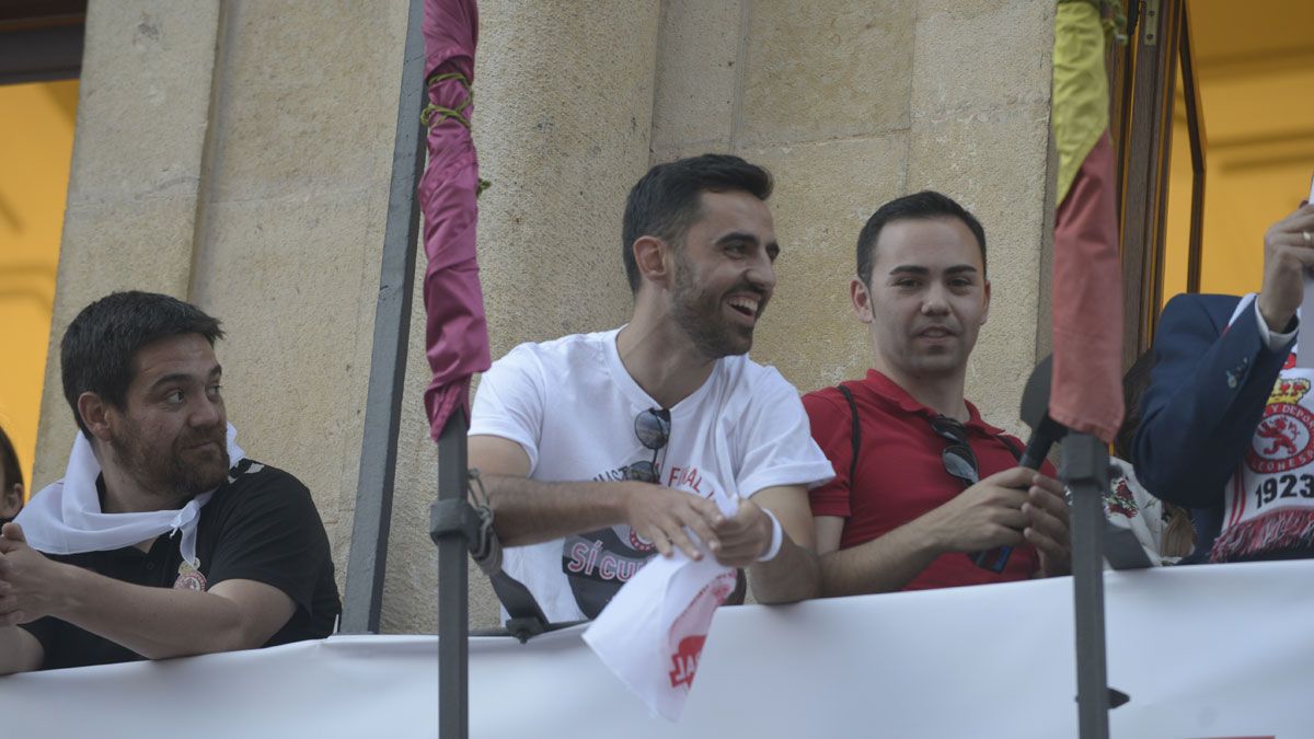 Víctor, en el balcón de San Marcelo, en la celebración del ascenso. | MAURICIO PEÑA