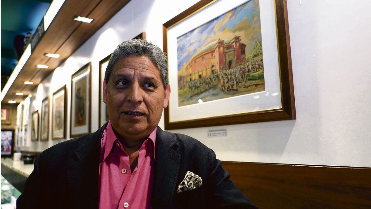 El torero y pintor peruano Humberto Parra asistió a la inauguración de su exposición en el Camarote. | DANIEL MARTÍN