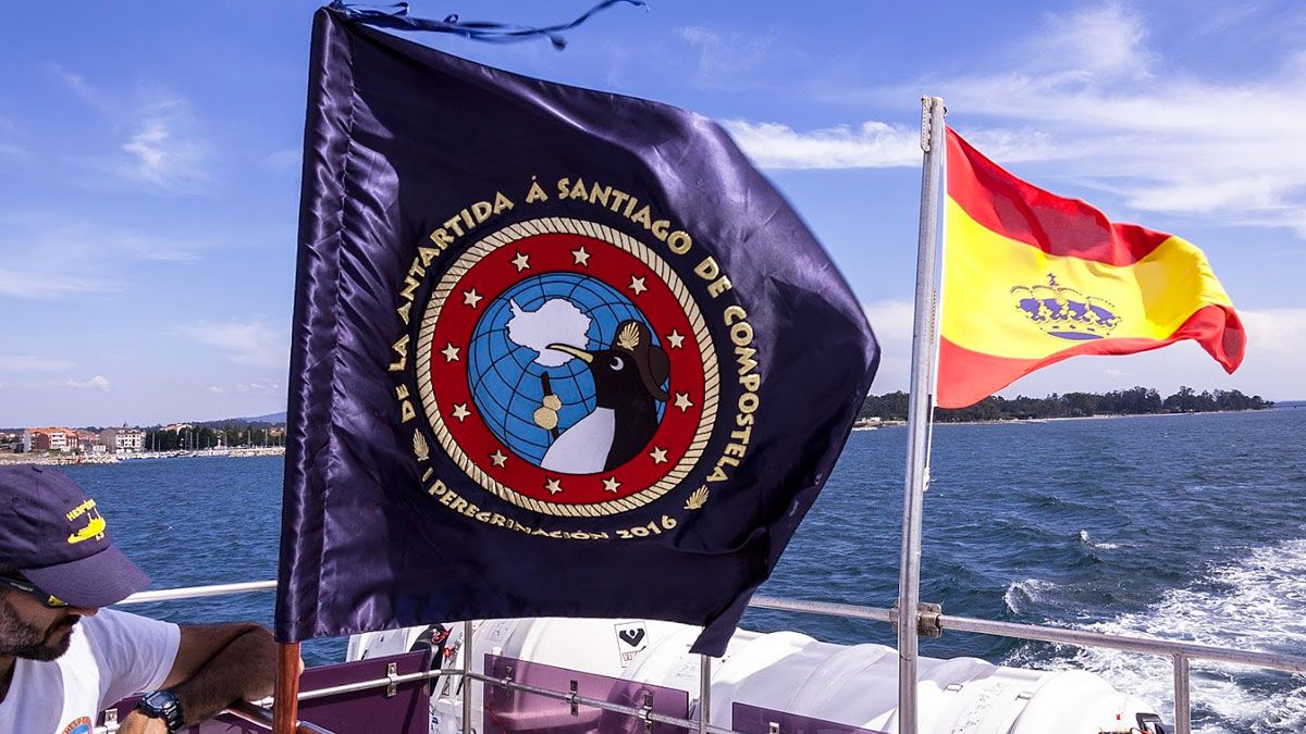 Imagen de la unión del Banderín de los 'Pinguirinos' y la bandera de España | JOSÉ MARÍA MARTÍN