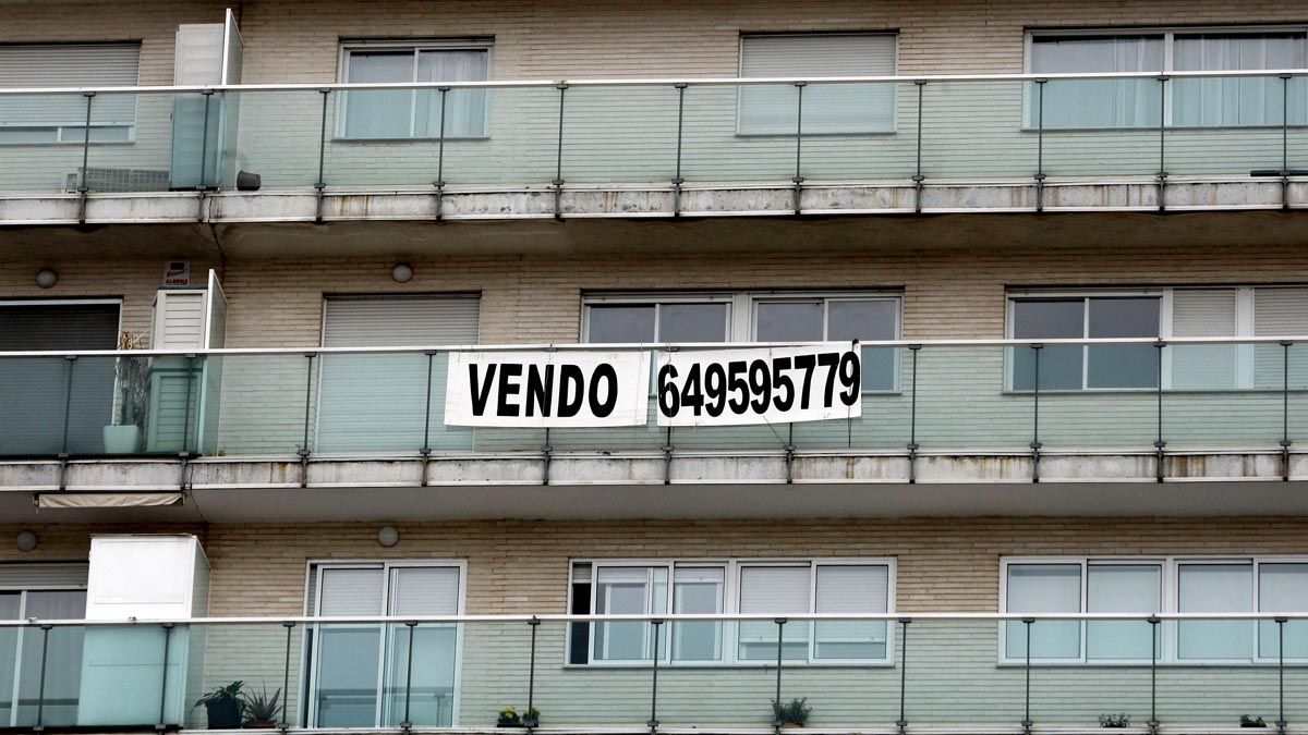 La crisis del sector inmobiliario multiplicó los carteles de «se vende» en las fachadas de los edificios, sobre todo en los nuevos polígonos.