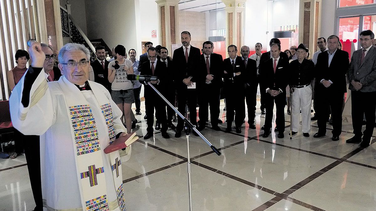 Pedro Puente, bendiciendo la nueva oficina del Santander. | DANIEL MARTÍN