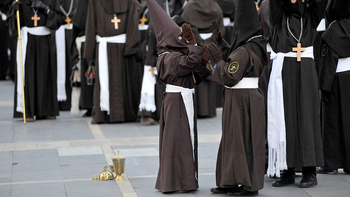 Dos niños en edad escolar participan en una procesión, en una imagen de archivo. | DANIEL MARTÍN