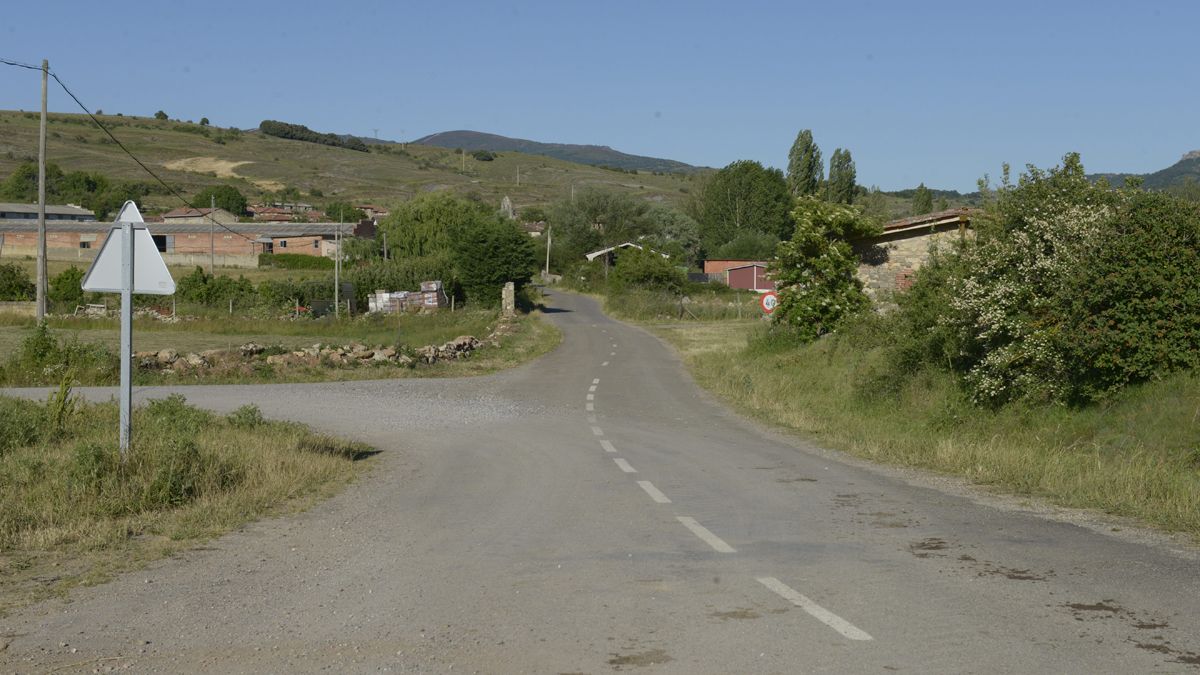 Imagen de archivo de una carretera provincial, en Veneros. | MAURICIO PEÑA