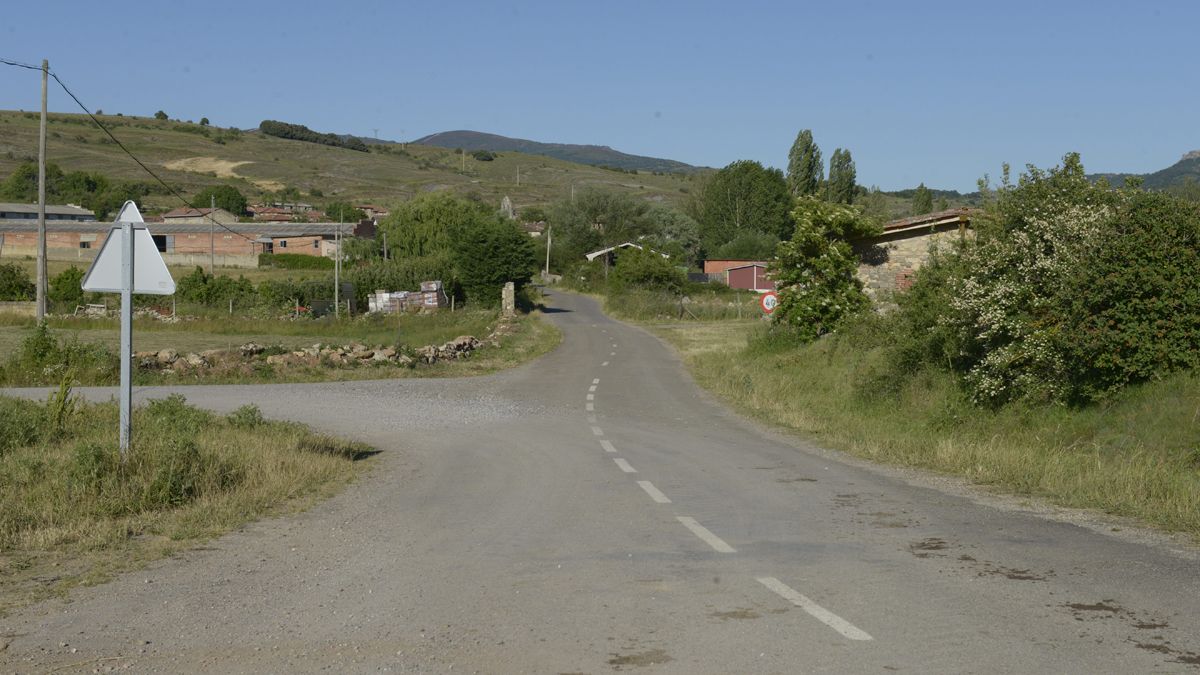 Imagen de archivo de una carretera provincial, en Veneros. | MAURICIO PEÑA