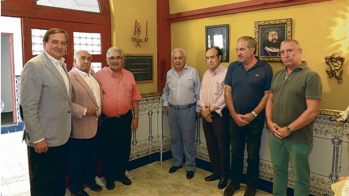 Manuel A. Modino, Manuel Lesmes, Pedro Puente, Pablo San José, José Antonio Cabañeros, Gustavo Postigo y Javier Gómez, este jueves en la capilla de la plaza de toros. | MAURICIO PEÑA