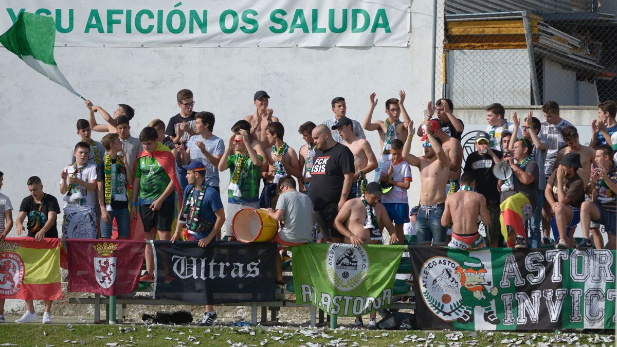 Imagen de aficionados del Astorga en La Eragudina en este 'playoff'. | MAURICIO PEÑA